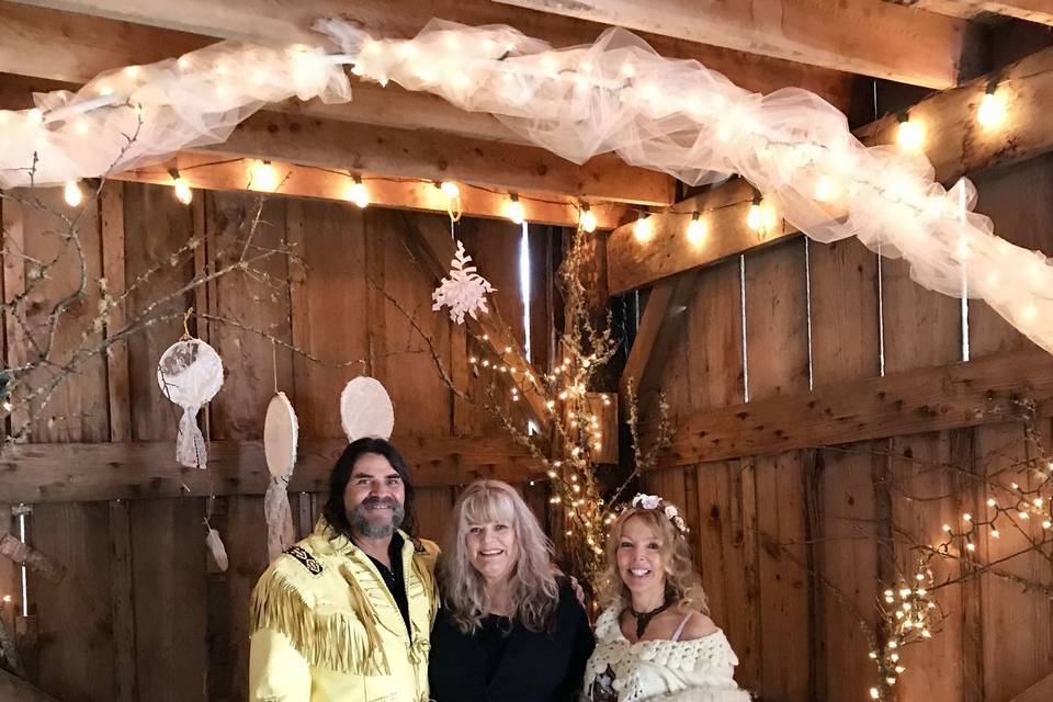 A lovely wedding in a barn on a snowy day