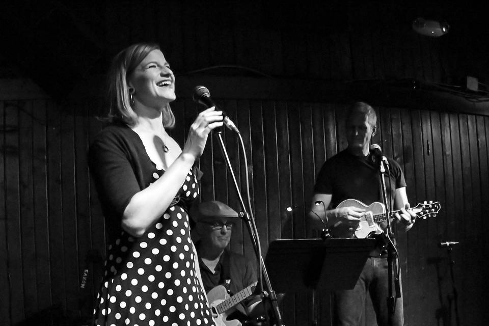 Danielle Reich, Mitch Watkins (guitar) and Paul Glasse (mandolin) at Saxon Pub, Austin, TX. Photo by Kim Yarbrough.