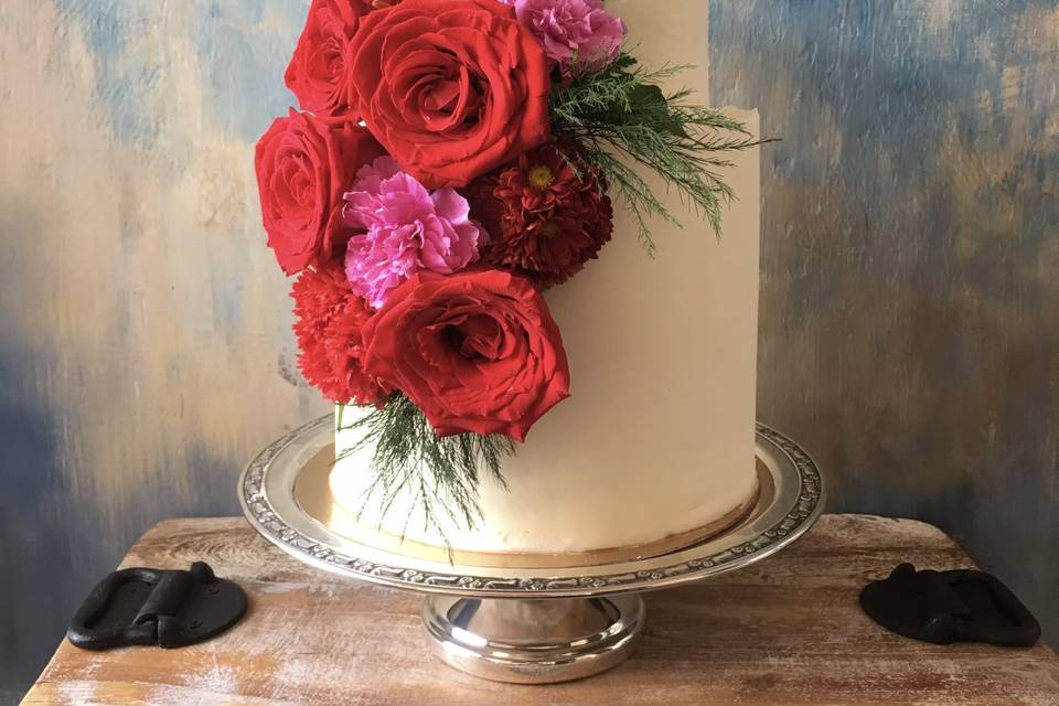 Clean lines with roses & ferns