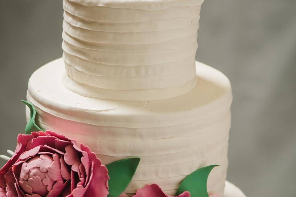 Flowers on wedding cake