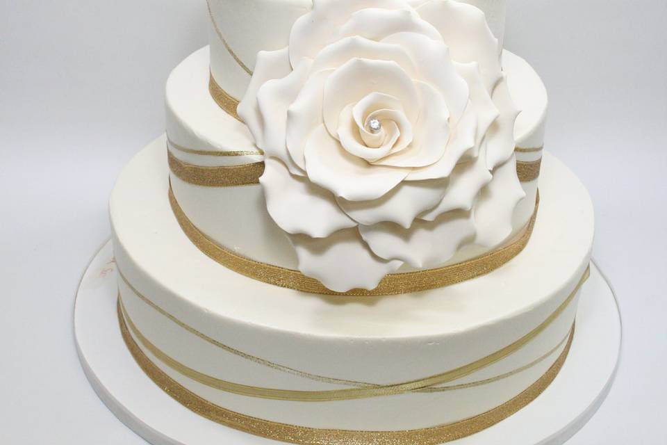Dessert Couture, Unwrap the Glamour with our Luxe Cake