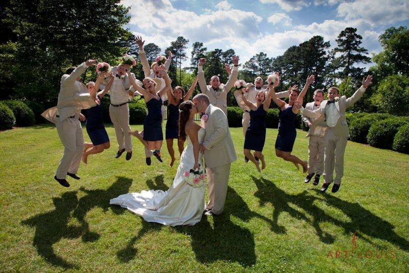 Couple with bridesmaids and groomsmen