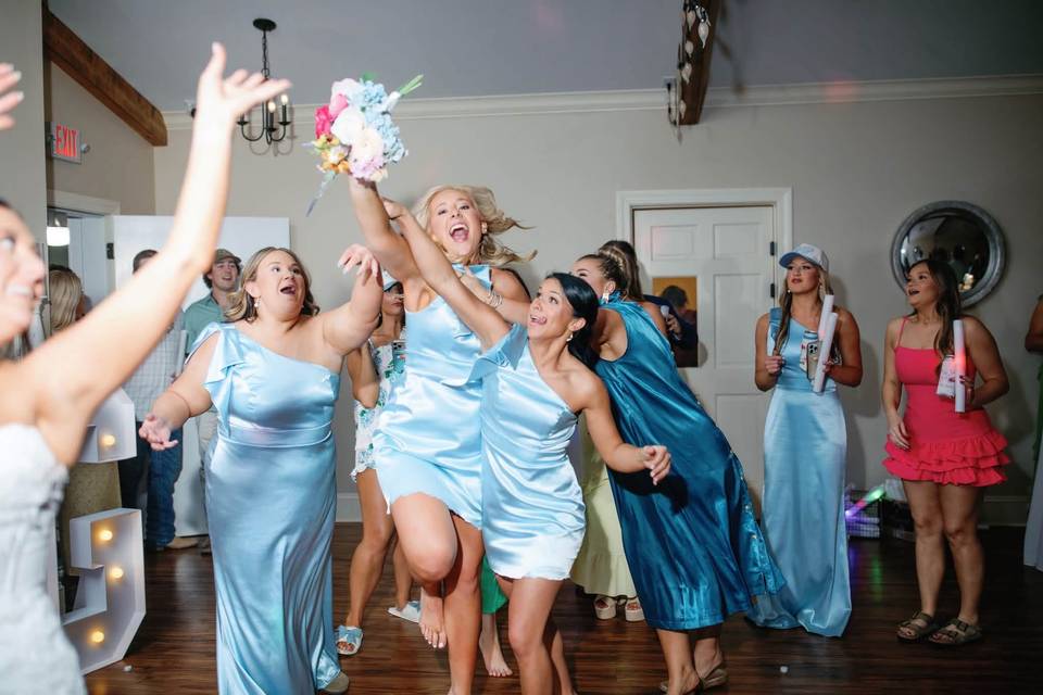 BOUQUET TOSS