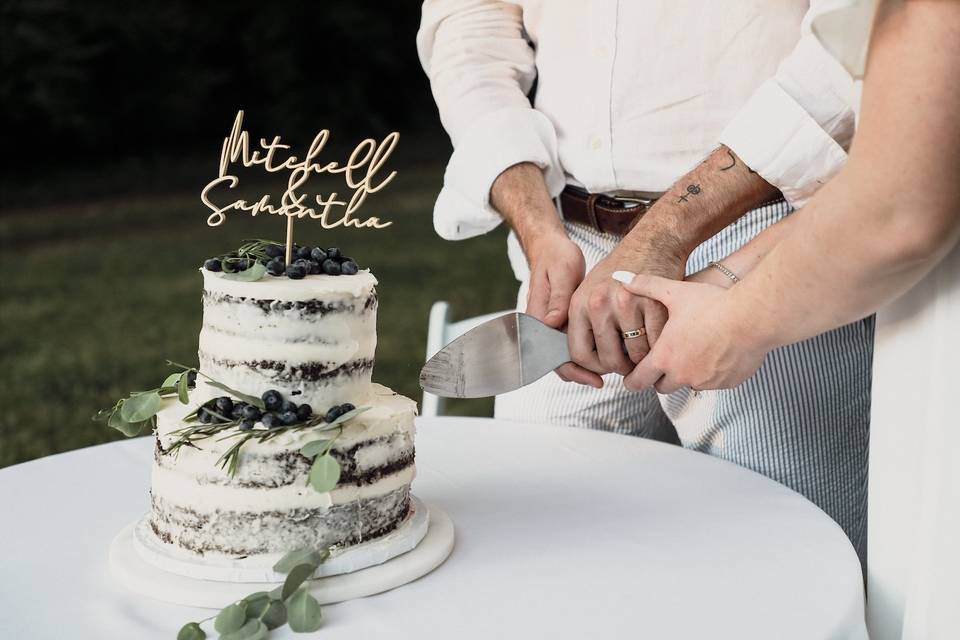 Cutting cake