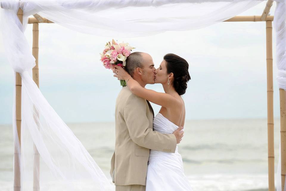 Kissing under Canopy