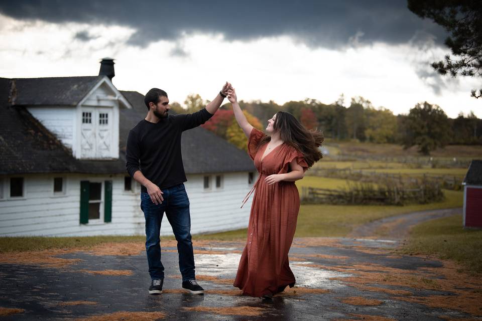 Two lovers dancing - Birchtree fotos