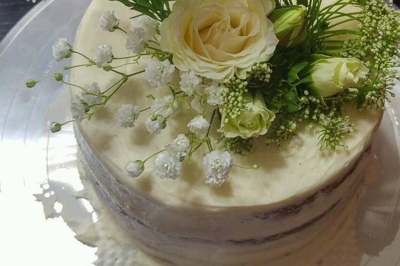 Floral design on cutting cake