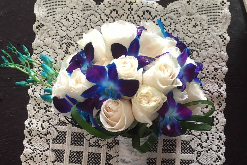 Vendella roses blue orchids