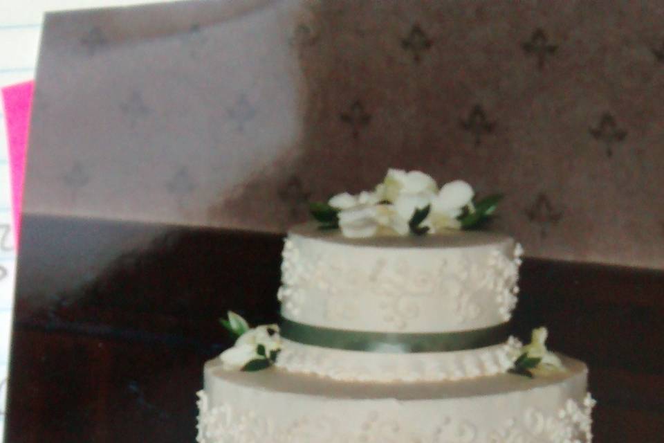 White cake with pumping design