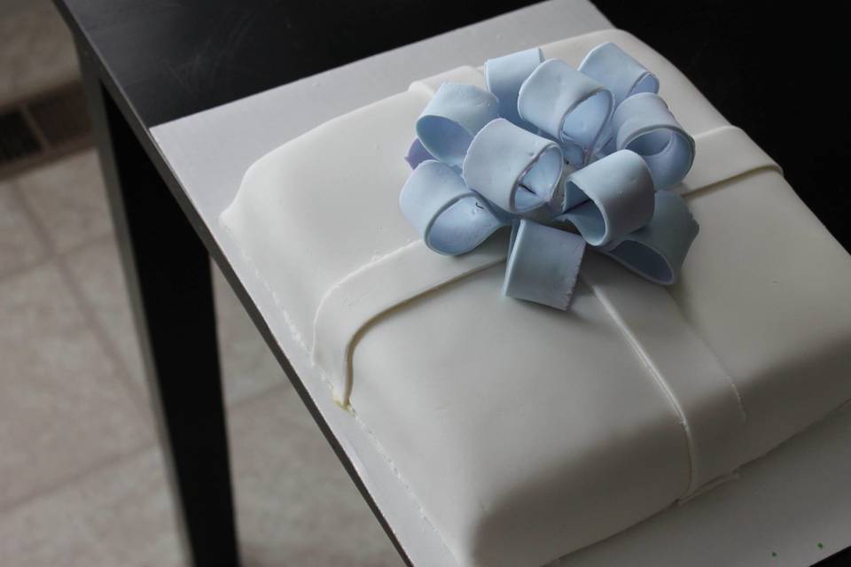 Gift inspired wedding cake