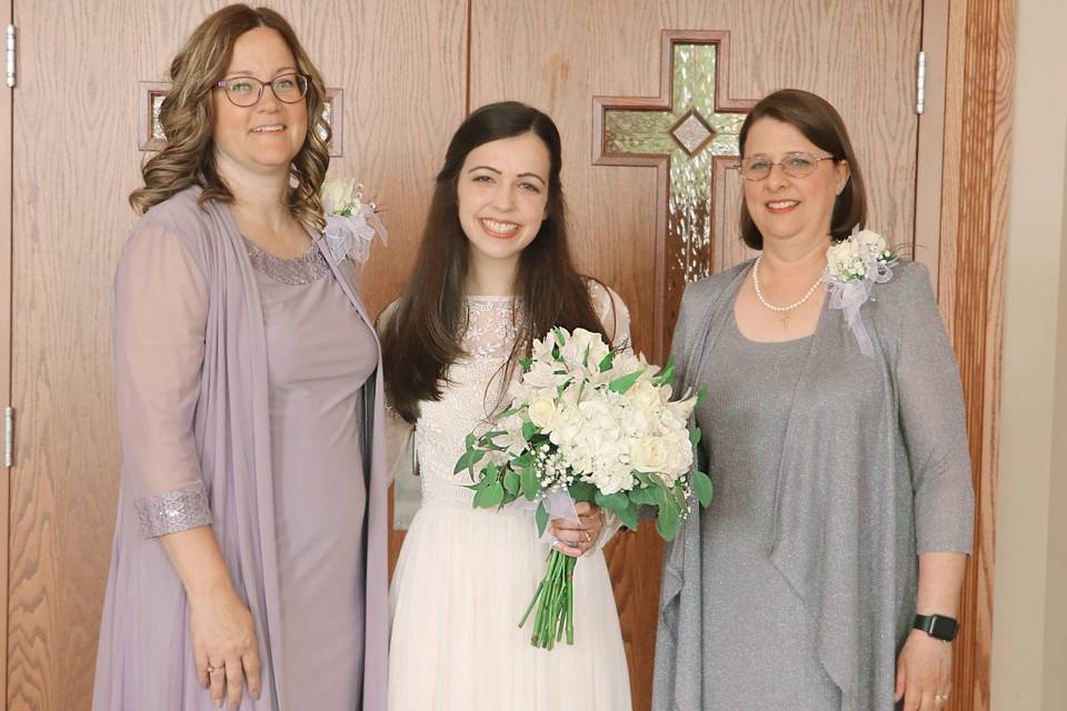 Bride with mother and MIL