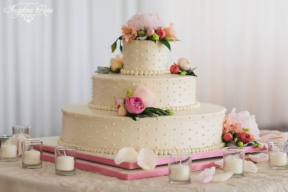 French Vanilla Latte Cake with Raspberry Jam ribbon and Midnight Ganache filling, Irish Cream Buttercream frosting, serves about 138. Photos by Angelina Rose Photography (http://www.angelinarose.com), flowers by Sayles Livingston Flowers (http://sayleslivingstonflowers.com) at Blithewold Mansion (http://www.blithewold.org)