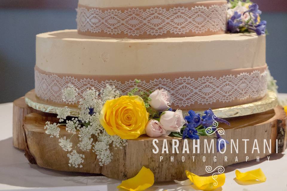 Edible lace and burlap (marzipan). Cake base is actual tree trunk. Photo by Sarah Montani Photography, http://www.sarahmontaniphotography.com.