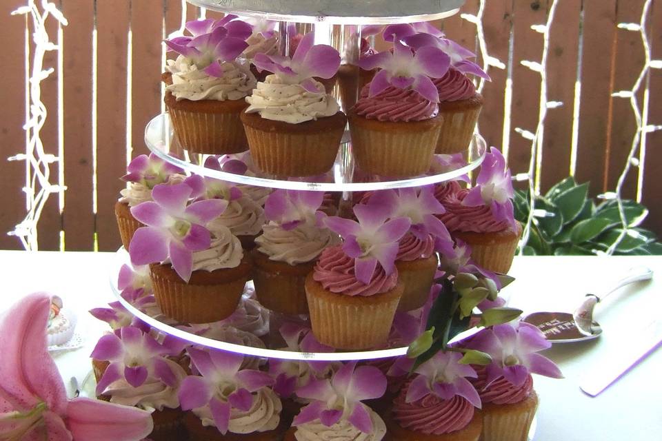 Tropical Flowers Wedding: White Vanilla Cake and Cupcakes, Toasted Coconut layer, Cannoli Cream filling, and Almond Amaretto Buttercream. Coconut Cupcakes, Raspberry Buttercream.