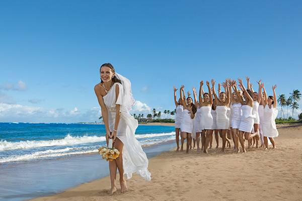 Bouquet toss at the beach