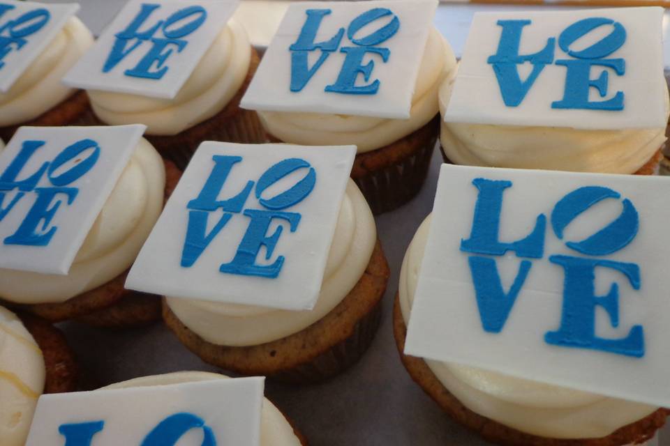 Peekskill bakery celebrates Yankees' old-timers with blue velvet cake