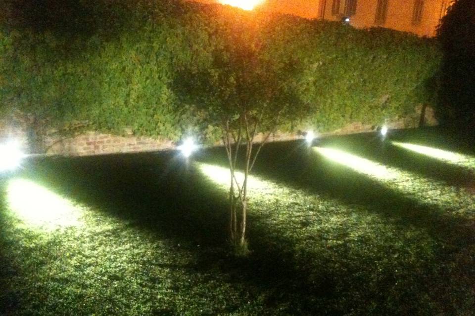 Blades of lights may underline a trailer or an entrance. Good solution to enhance a garden