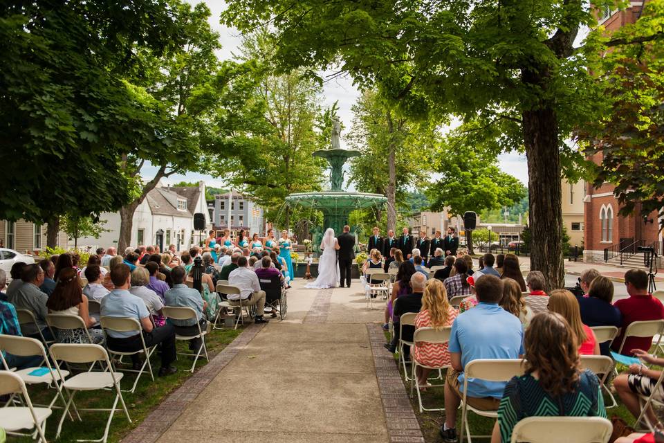 A destination wedding in Indiana? Why not. We had perfect weather in this beautiful setting.