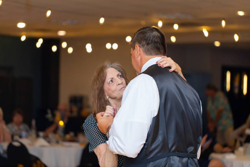 Mother/son dance