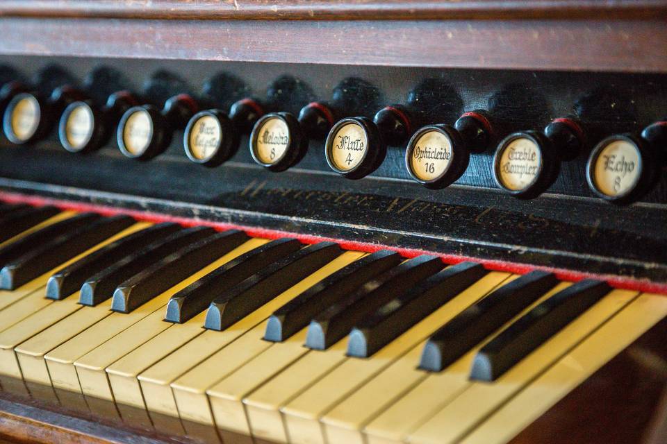 Antique pump organ