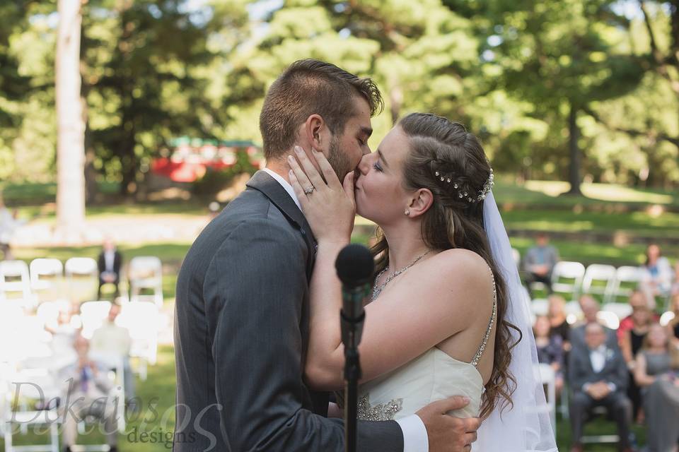 First kiss at the alter