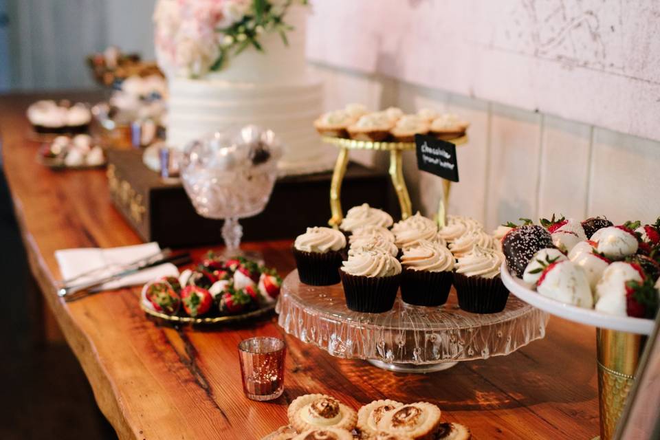 Rustic Wedding Cake & Desserts