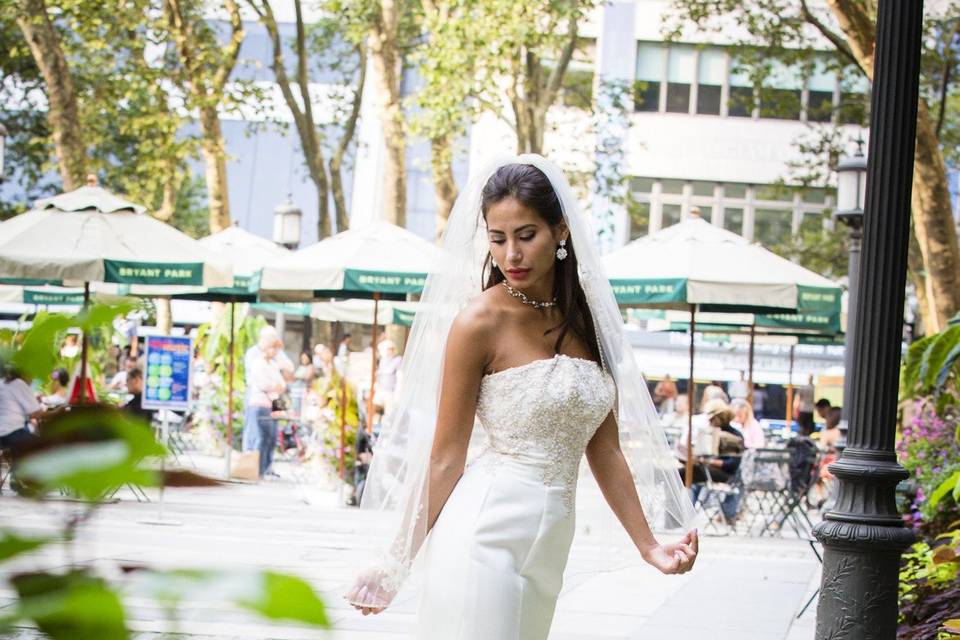 Bryant Park Midtown (wedding photographer, wedding photography new york). Diego Molina Photography. http://www.diegomolinaphoto.com/bryant-park-bridal-shoot-nyc-wedding-photographers/