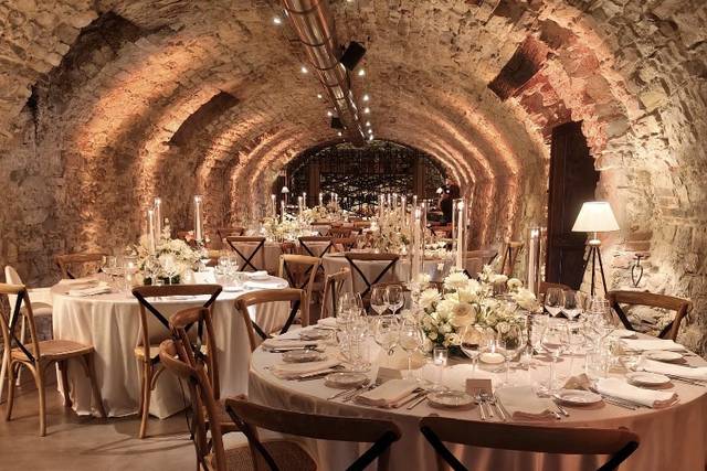 Indoor wedding dinner