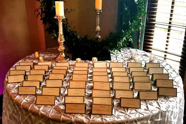 Place cards with a green wreath