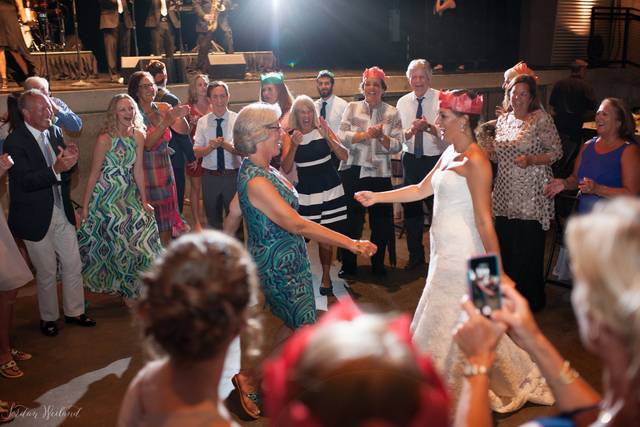 Dancing ladies