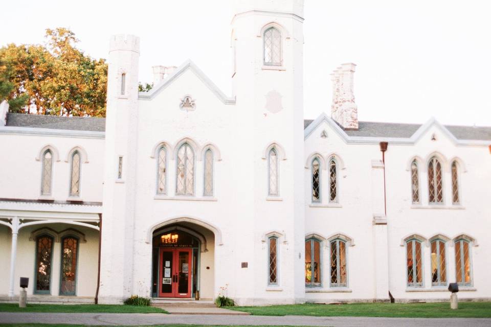 Photography by Tracy Burch Photography. Florals by Carol Lynn Originals. Loudoun House, Lexington, KY.