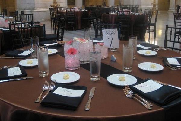 Round table setting