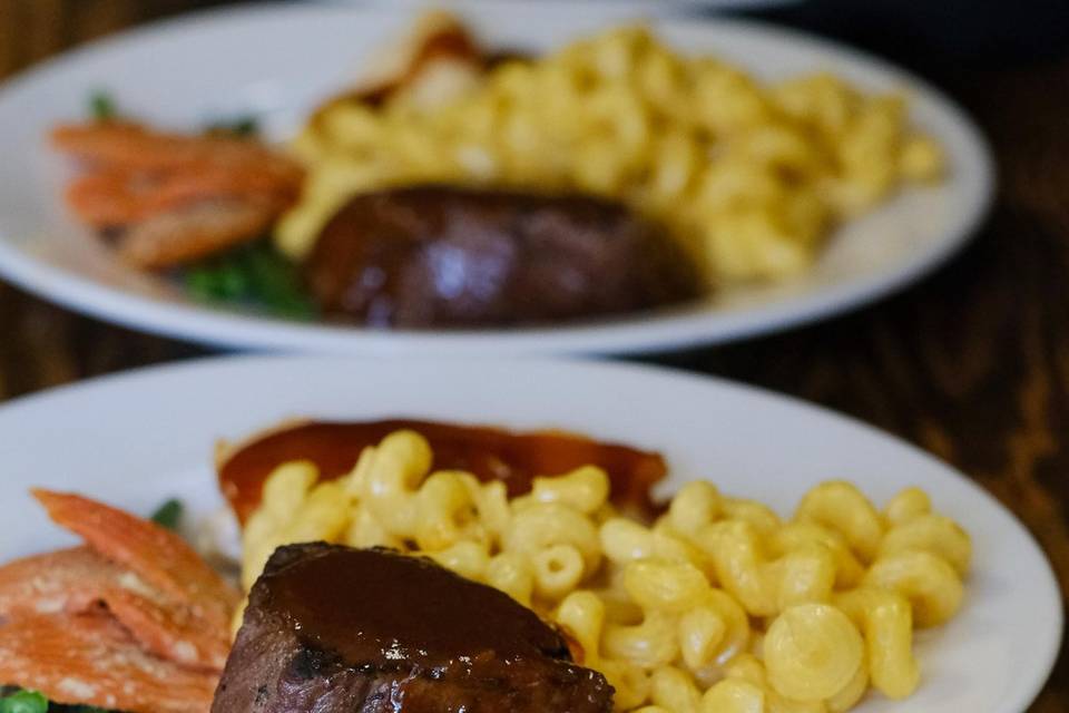 Grilled Filet and Mac n' Chees