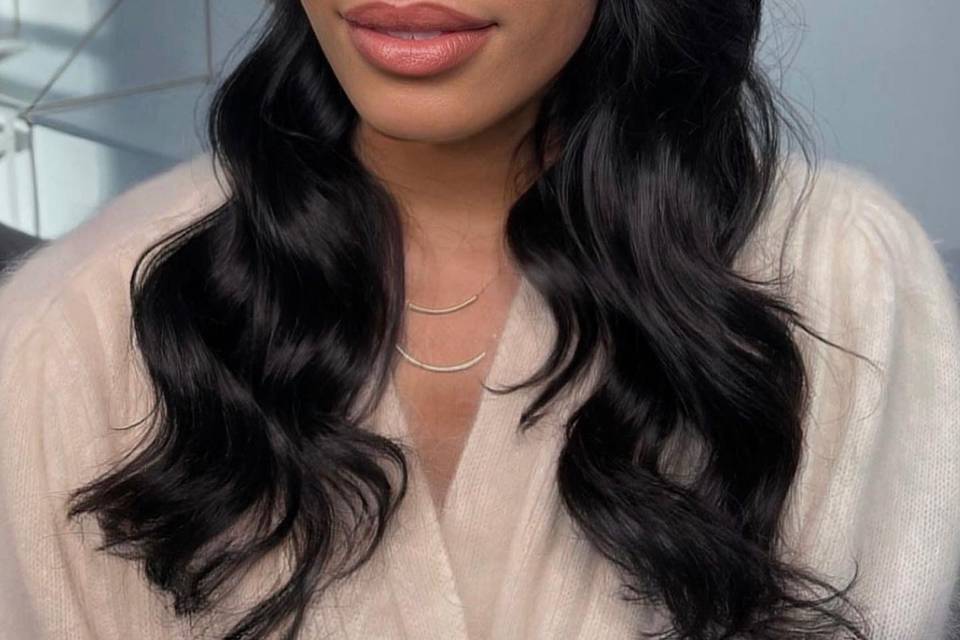 Glam with loose Hollywood wave