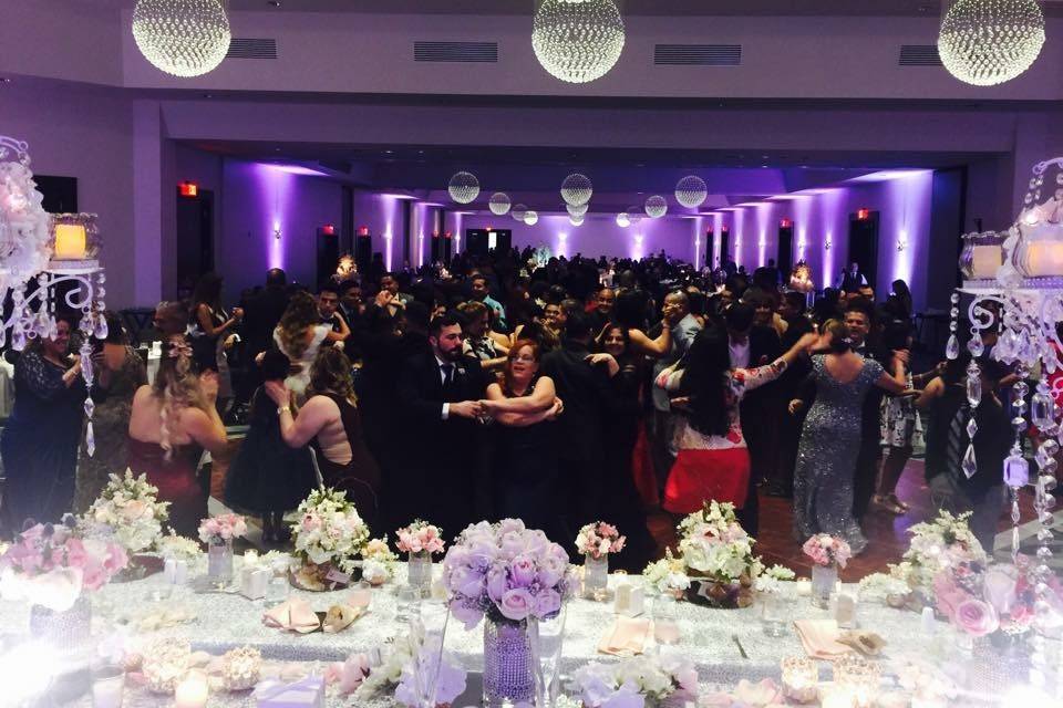 From intimate weddings to weddings of 500 guests, we know how to get the guests moving!