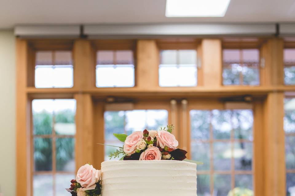 Cake flowers on wedding cake