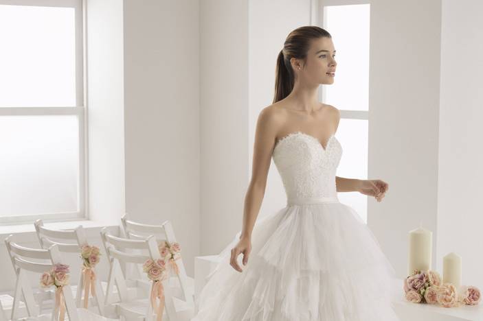 AIRE BARCELONA	BARTRA		This princess-style dress’s alluring sweetheart-neckline bodice and full tulle skirt combine perfectly to create a design that’s simultaneously romantic and contemporary.