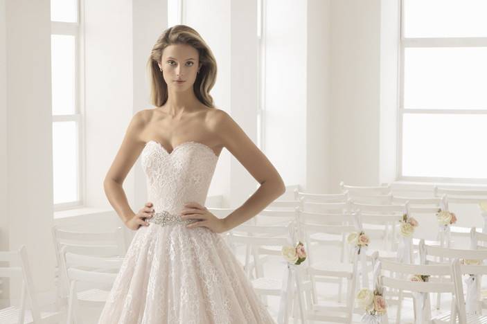 AIRE BARCELONA	BERTA		Color is this extraordinary wedding dress’s key feature. The rose hue adds a touch of romance and accentuates the bride’s radiance on her big day. The beautiful sweetheart neckline and exquisite beading on the waist really highlight the gown’s delicate lace.