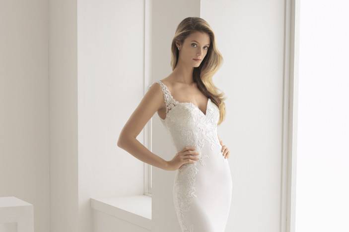 AIRE BARCELONA	BULERIA		Dazzling wedding dress made of delicate lace that celebrates the female figure and features a deep, tattoo-effect neckline for a profoundly sensual bridal look.