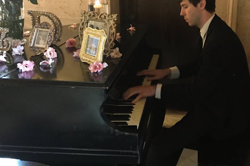 Pianist cocktail hour