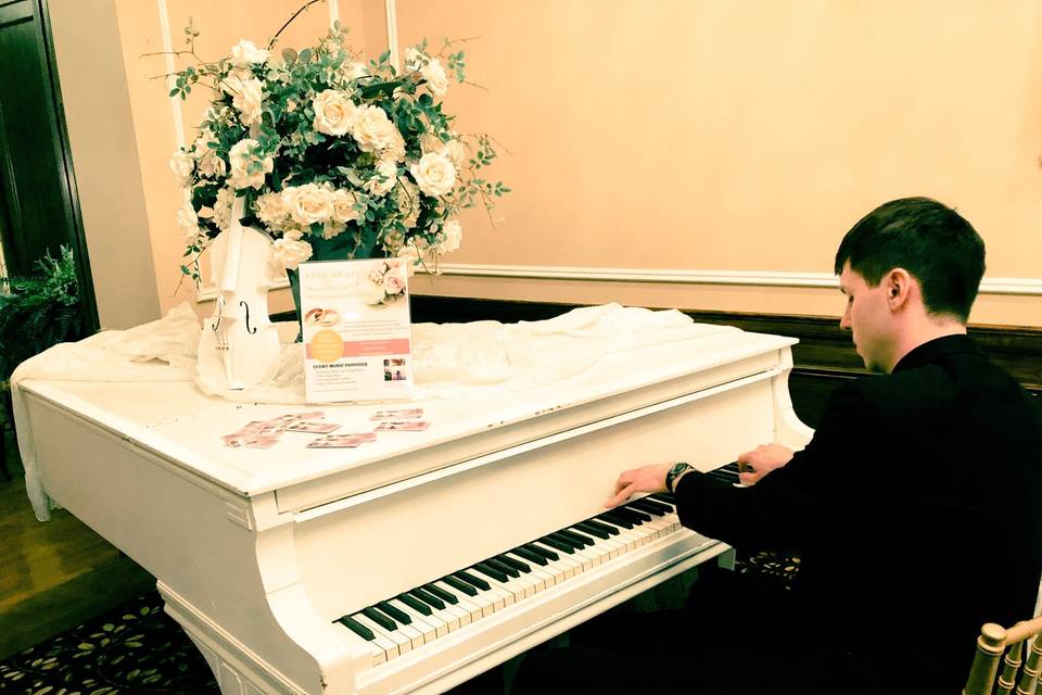 VSmusic4u pianist