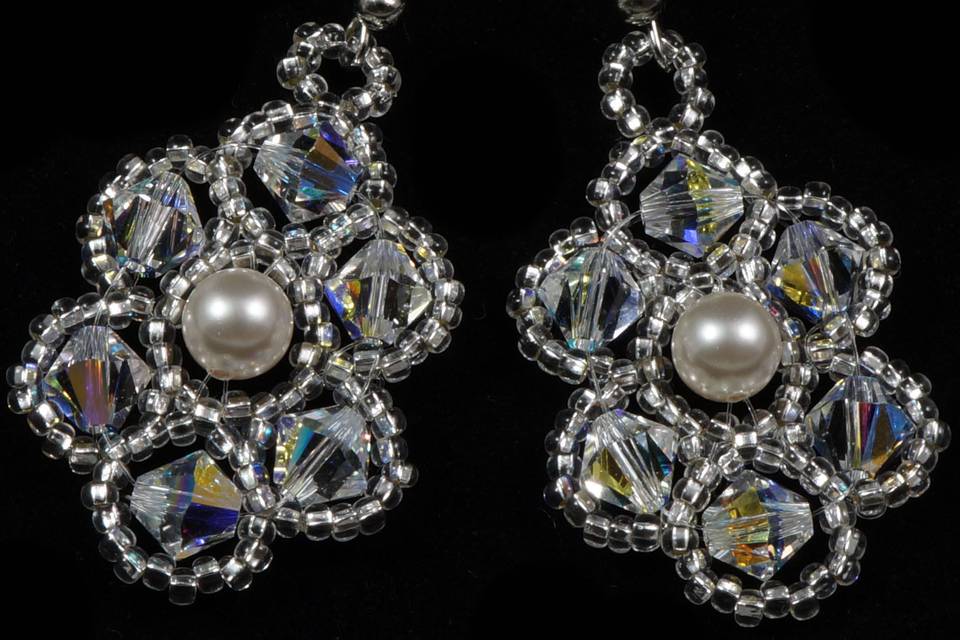 Earrings woven with silver Czech glass, Swarovski crystal and Swarovski pearl.