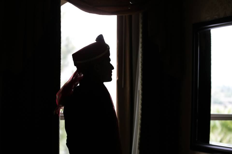 Such a nice profile of the groom, can't get over the silhouette.