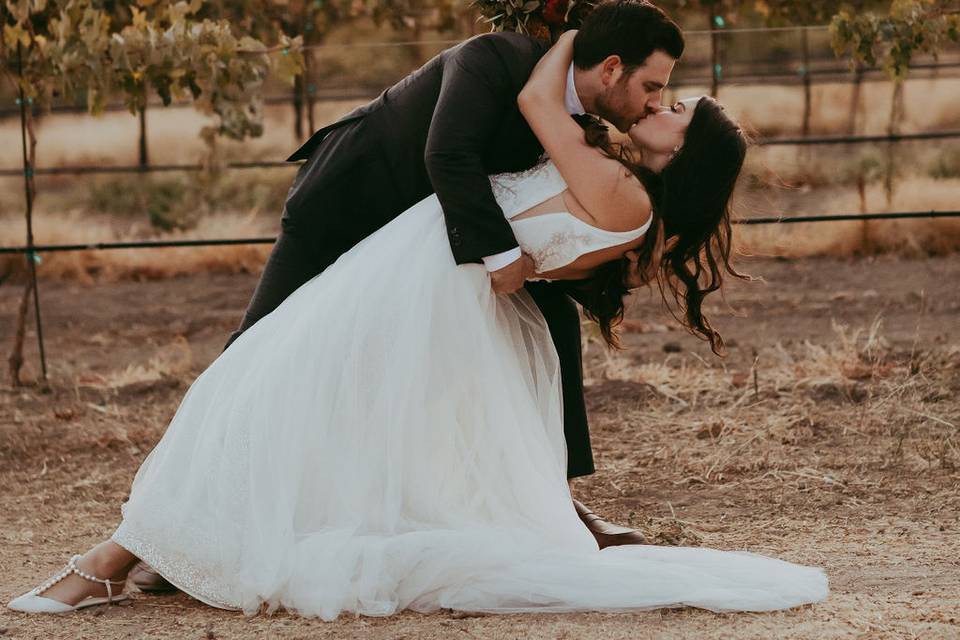 Romantic vineyard kiss