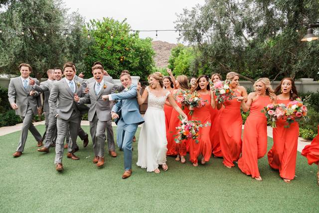 Couple with bridesmaids and groomsmen