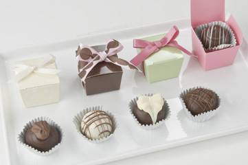 1 piece box truffle favors, choose your colors, add thank you tags, and indulge. Whether a wedding, garden party, or anniversary, favors tell your guests “Thanks for joining us.” Leave them at their place setting, in a goodie bag at the hotel or on a table as a takeaway after the event