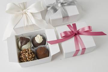 4 piece truffle favors