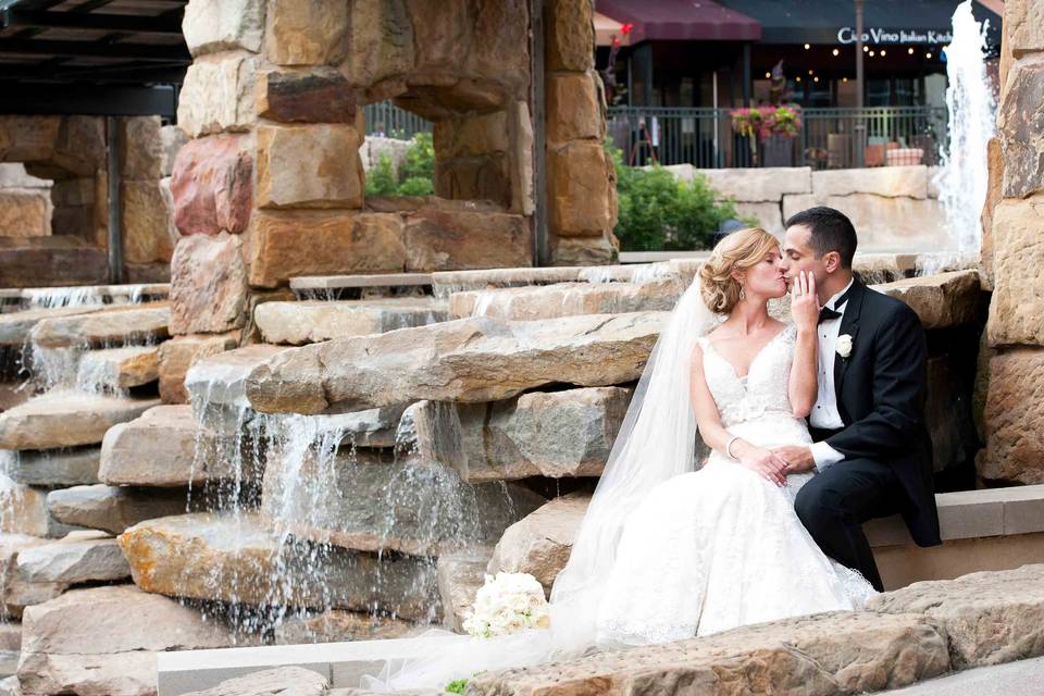 Fountain kiss