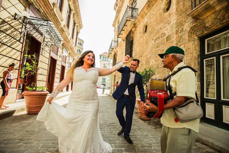 Novios en Auto clásico Havana