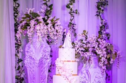 Decorated cake table